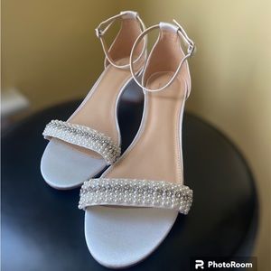 Kate Whitcomb-Beautiful pearl block heels in amazing conditionI
